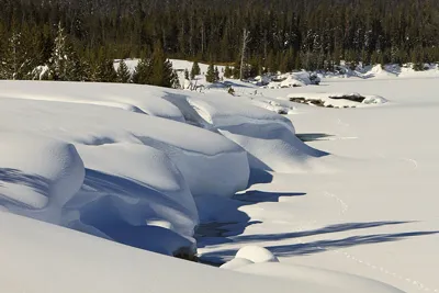 How does a snow fence work?